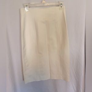 Banana Republic white pencil skirt. Never worn, tags on. Size 6P